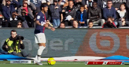 欧冠赛场精彩瞬间：巴萨主场2-0取胜,（欧冠焦点战：巴萨主场2-0告捷）