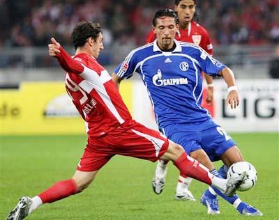 欧文突破防守造成杀伤球成功（欧文强突防线造犯规得手）