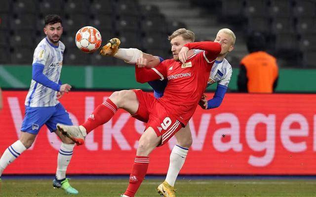 澳超半场：德斯波托夫斯基破门，十人珀斯光荣暂1-0西悉尼（澳超半场战报：十人珀斯光荣1-0领先西悉尼，德斯波托夫斯基建功）