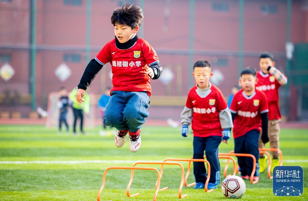 五连胜！中国冰壶男队“壶”力全开 锁定前三剑指米兰冬奥（五连胜！中国男子冰壶队势如破竹 稳居前三直指米兰冬奥）