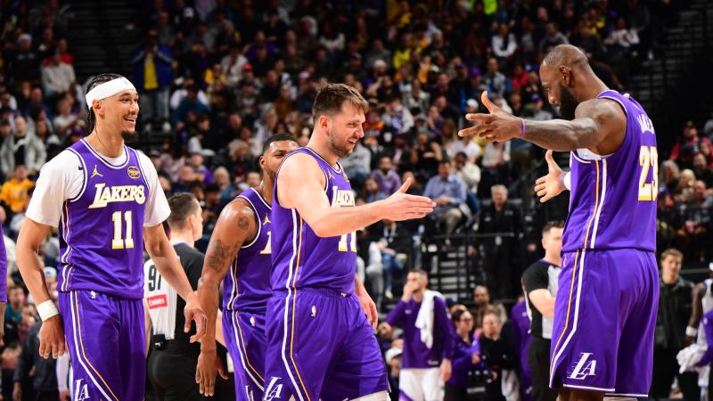 湖人赢球！詹姆斯关键时刻攻防一体！连得10分、绝杀抢断！（湖人取胜！詹姆斯生死时刻攻防统治，连拿10分+绝杀抢断锁定胜局）