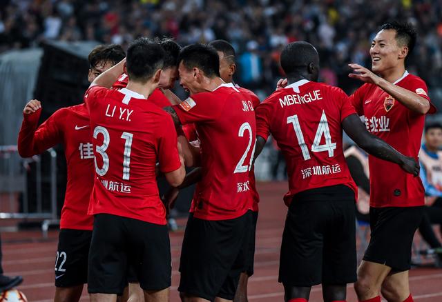 利物浦利用边路冲击打穿对手（利物浦两翼突击撕裂对手防线）