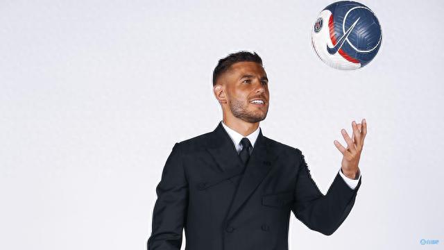 本泽马解锁吉达联合生涯第50球里程碑，俱乐部发布海报祝贺（本泽马为吉达联合攻入第50球，俱乐部发海报庆祝里程碑）